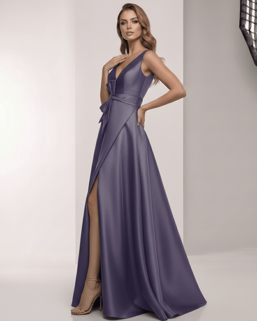 Modelo luciendo vestido maxi blanco de noche, silueta A-line y lazo, ideal para mujer elegante.