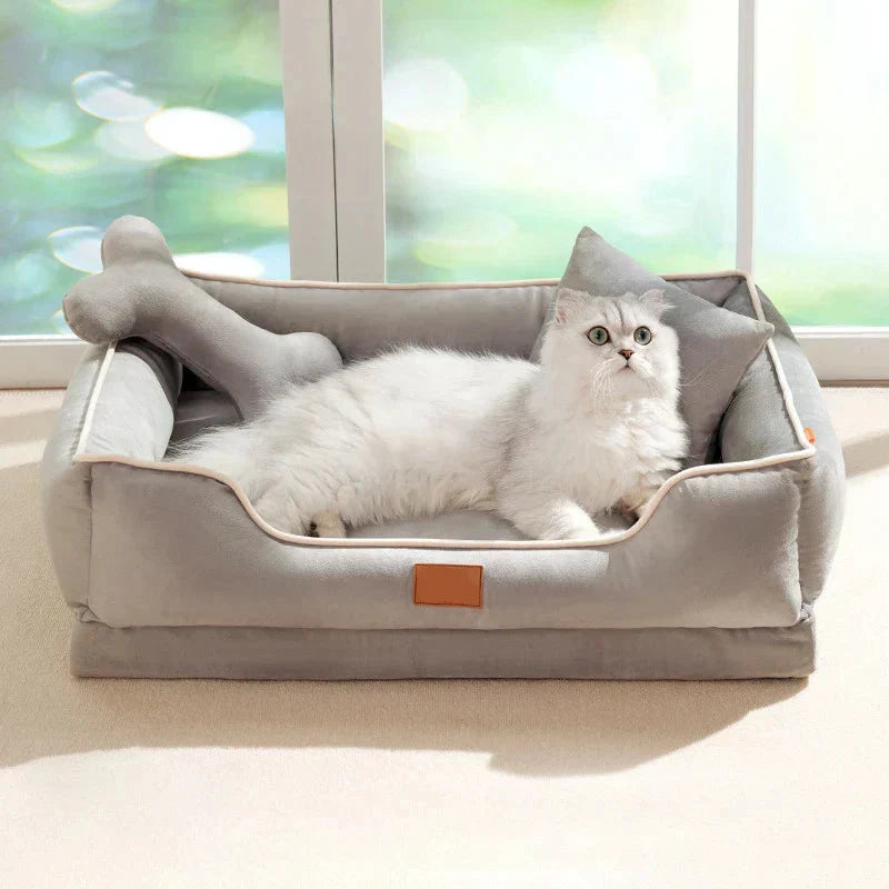 Acogedora cama para mascotas de terciopelo, diseñada con respaldo y cojín para confort animal superior.