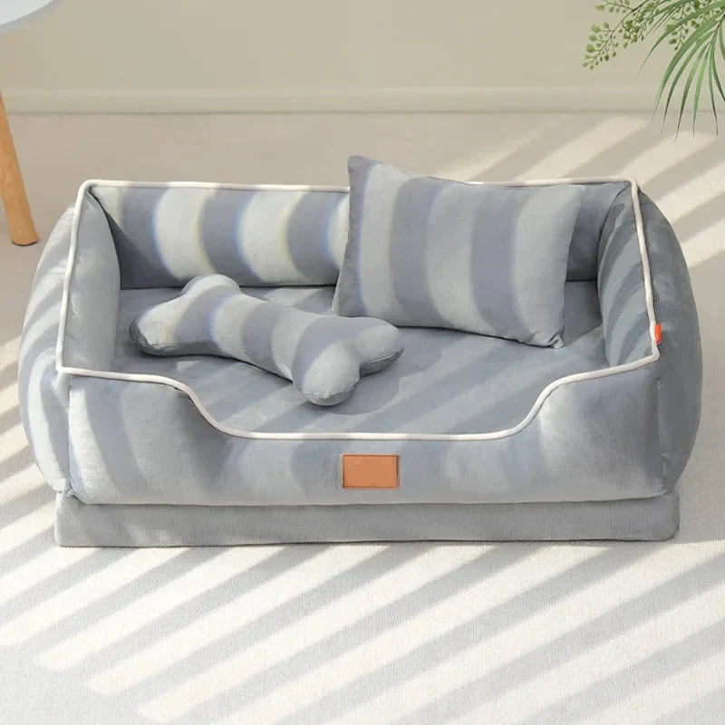 Detalle de la textura suave de la cama de terciopelo para mascotas, un accesorio ideal para el confort.