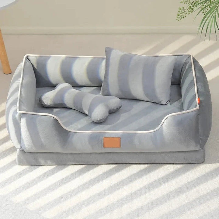 Detalle de la textura suave de la cama de terciopelo para mascotas, un accesorio ideal para el confort.