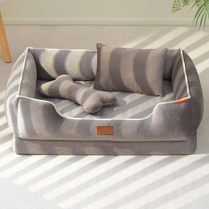 Vista frontal de la cama de terciopelo para gatos, con su cojín mullido y respaldo para máximo descanso.