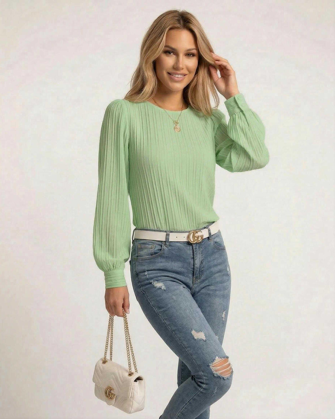 Blusa de oficina verde plisada para mujer, manga larga, estilo formal y profesional.