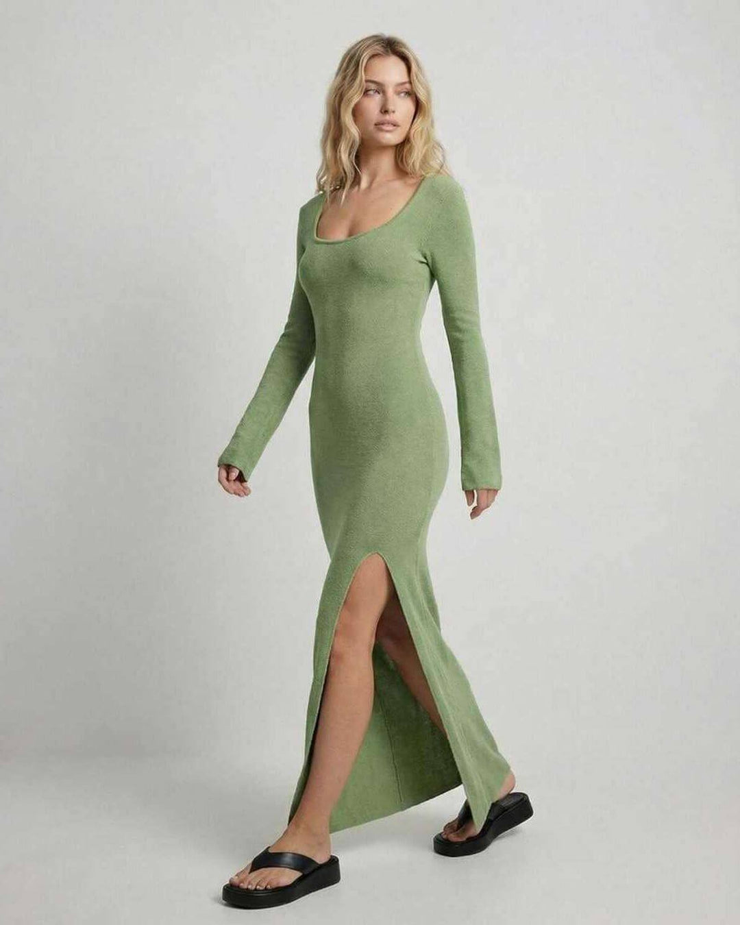 Elegante vestido maxi verde para mujer con abertura, perfecto para ocasiones casuales o de moda femenina.