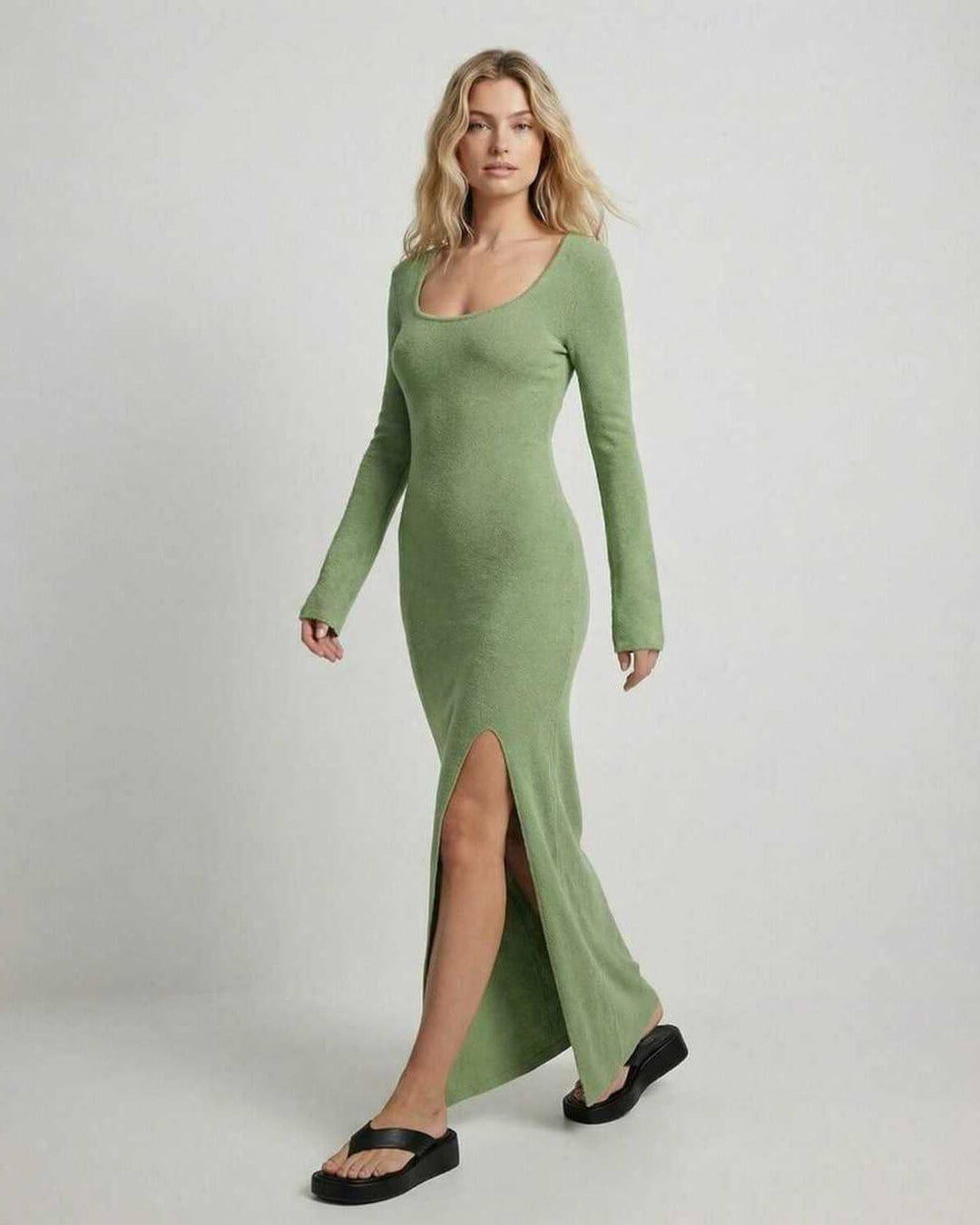 Maxi vestido verde vibrante y ajustado con abertura. Estilo versátil para moda femenina de primavera.