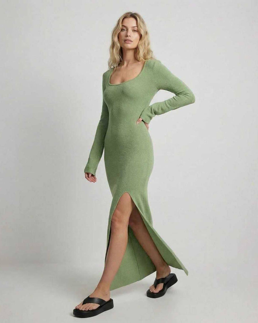 Vestido maxi verde ajustado de mujer con abertura lateral, ideal para primavera y eventos chic.