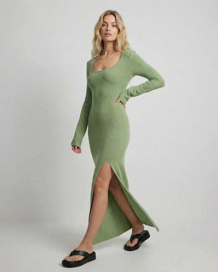 Vestido maxi verde ajustado de mujer con abertura lateral, ideal para primavera y eventos chic.