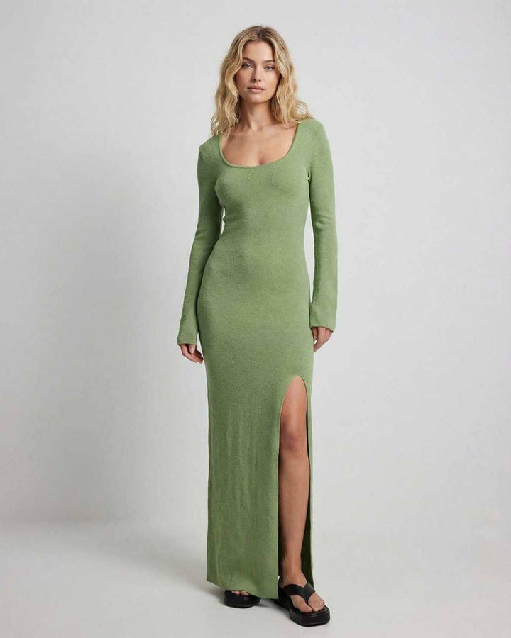 Vestido maxi verde ajustado con abertura lateral para mujer, ideal para estilo chic de primavera.
