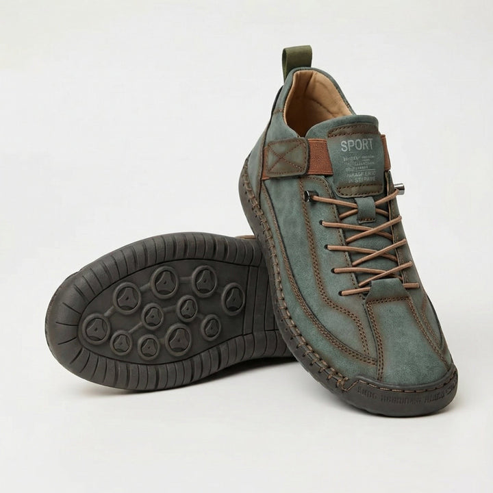 Vista trasera de zapatillas ortopédicas para mujer, que ofrecen un soporte y comodidad duradera para el uso diario.