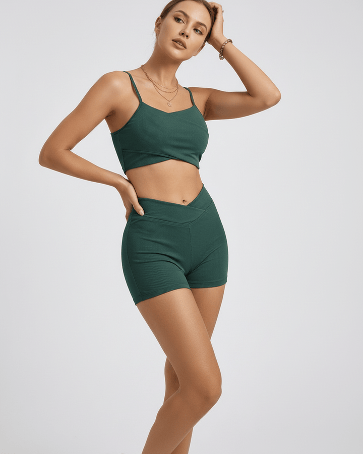 Bikini verde intenso de dos piezas para mujer, perfecto para escapadas de verano a la costa.