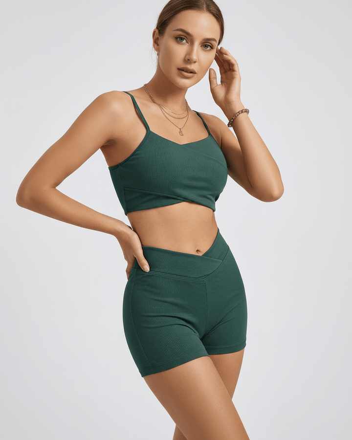 Traje de baño verde de dos piezas para mujer, estilo moderno y veraniego, ideal para la playa.