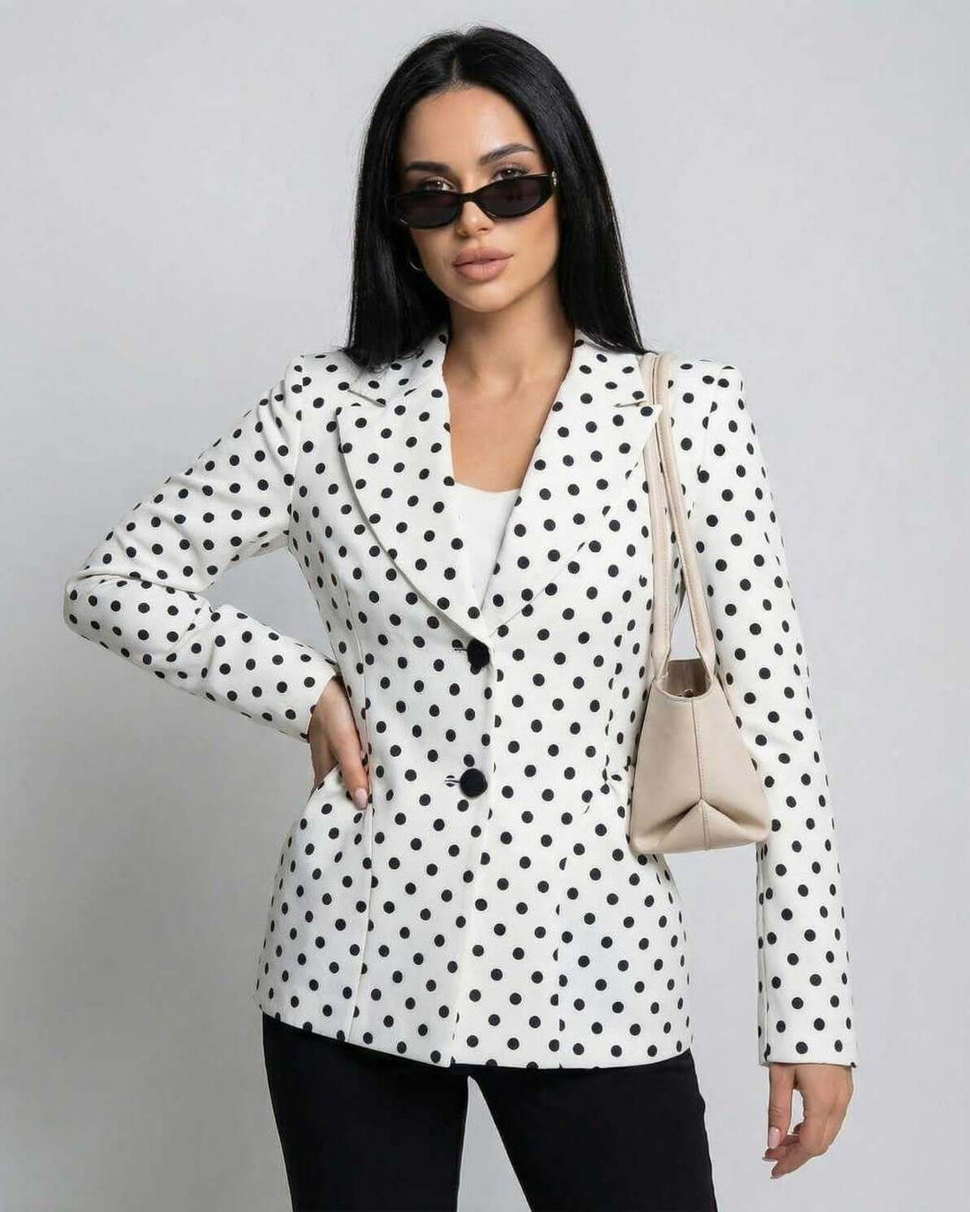 Chaqueta de mujer blanca con puntos, modelo Verona. Perfecta para un estilo elegante y profesional.