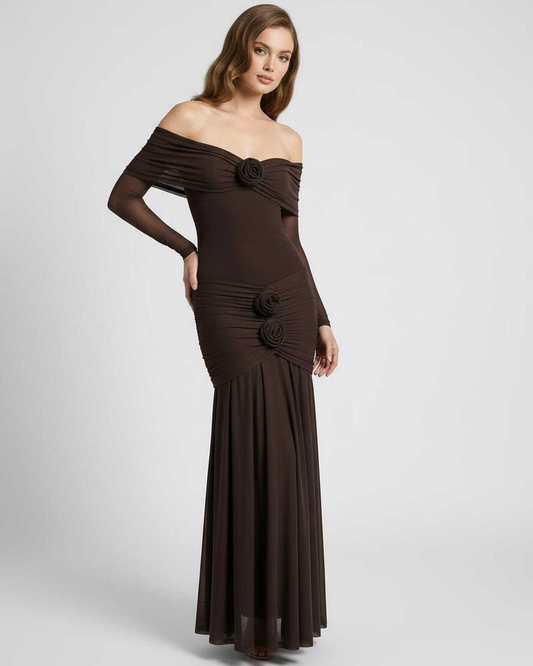 Vestido de boda o cóctel, maxi y marrón. Hombros descubiertos. Ideal para lucir elegante y sofisticada.