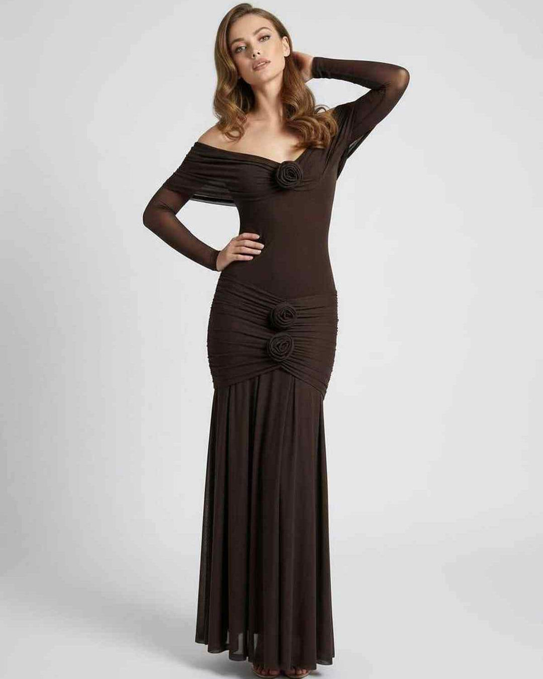 Elegante vestido maxi marrón para mujer, hombros descubiertos. Perfecto para cualquier evento formal.