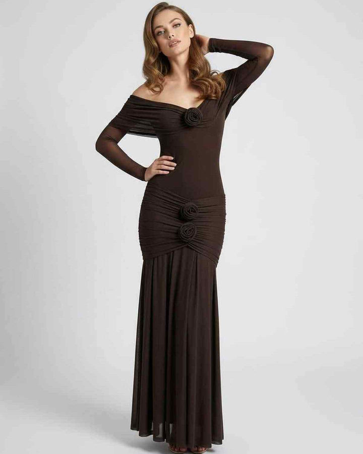 Elegante vestido maxi marrón para mujer, hombros descubiertos. Perfecto para cualquier evento formal.