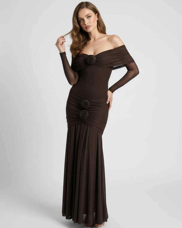 Vestido maxi marrón de mujer con hombros descubiertos y mangas largas. Estilo Verona, muy chic y formal.