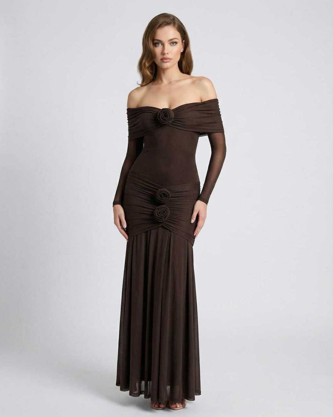 Vestido maxi Verona marrón para mujer, hombros descubiertos elegantes. Ideal para fiestas.