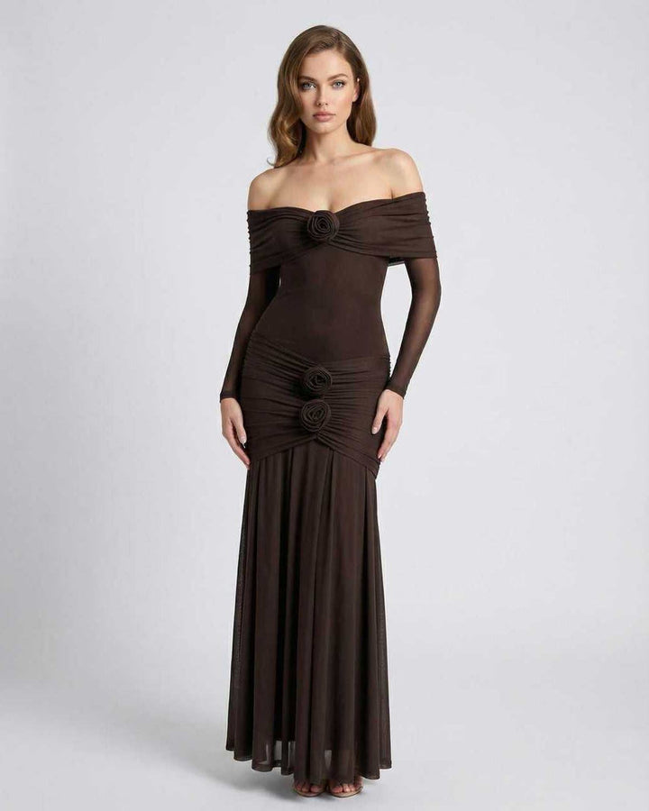 Vestido maxi Verona marrón para mujer, hombros descubiertos elegantes. Ideal para fiestas.
