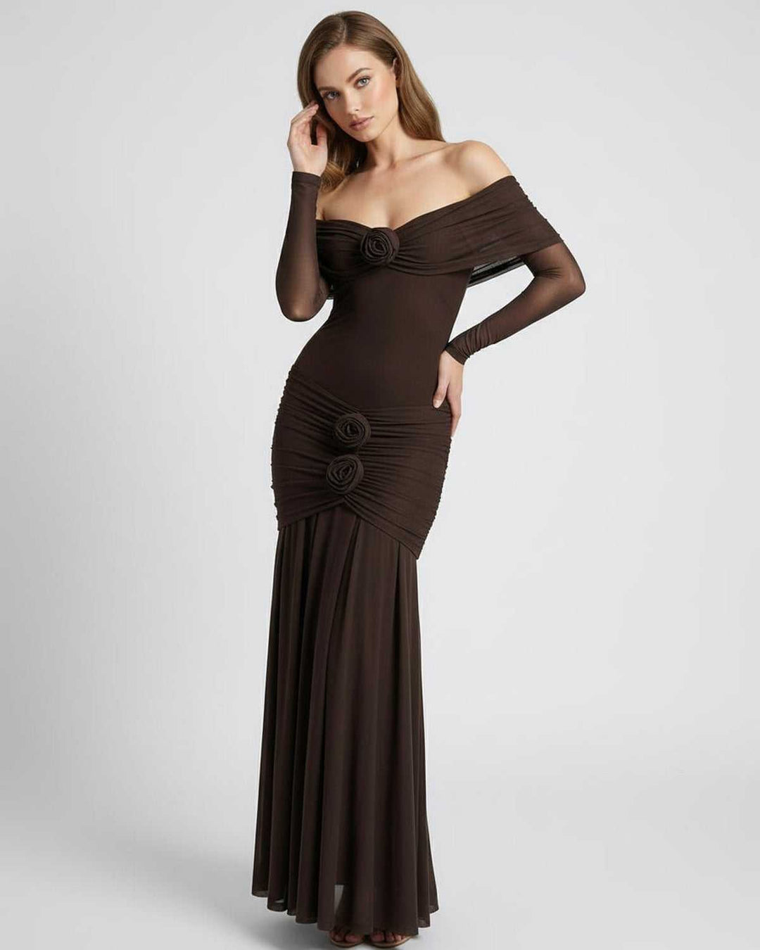 Vestido de cóctel marrón formal, estilo maxi con mangas largas y hombros descubiertos para mujer.