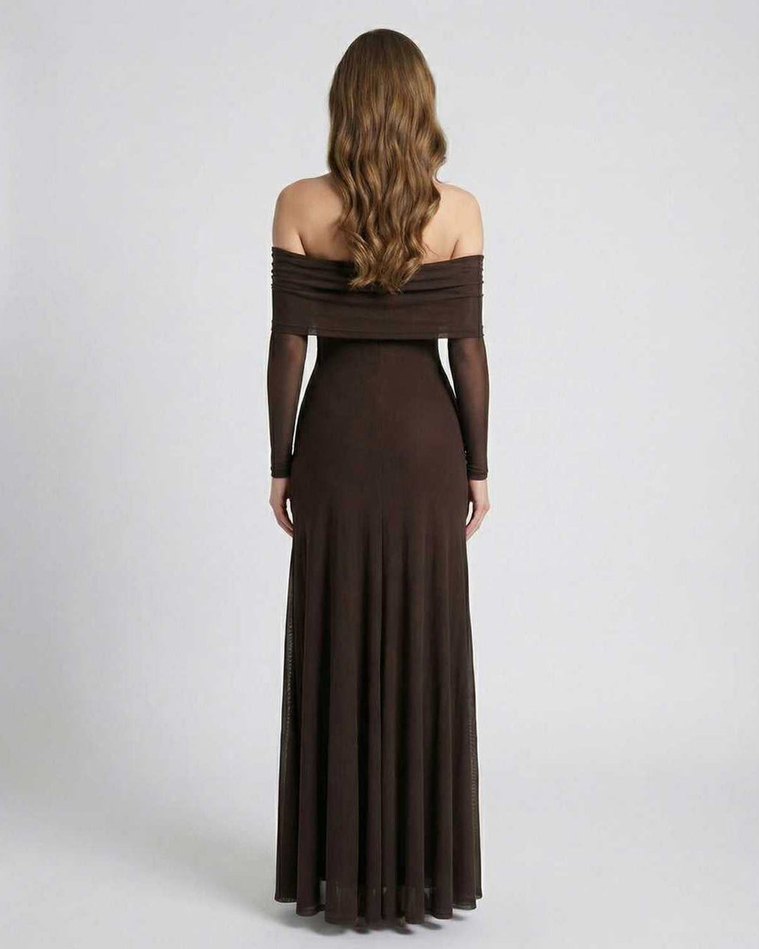 Vestido de fiesta maxi marrón con hombros descubiertos, ideal para bodas y eventos especiales.