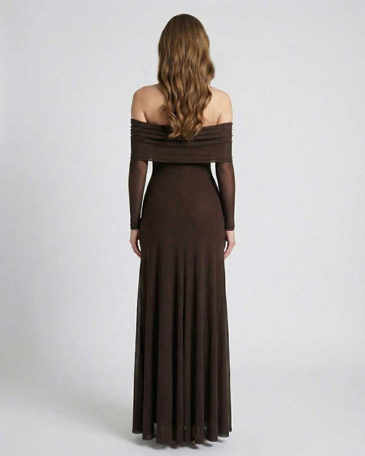 Vestido de fiesta maxi marrón con hombros descubiertos, ideal para bodas y eventos especiales.