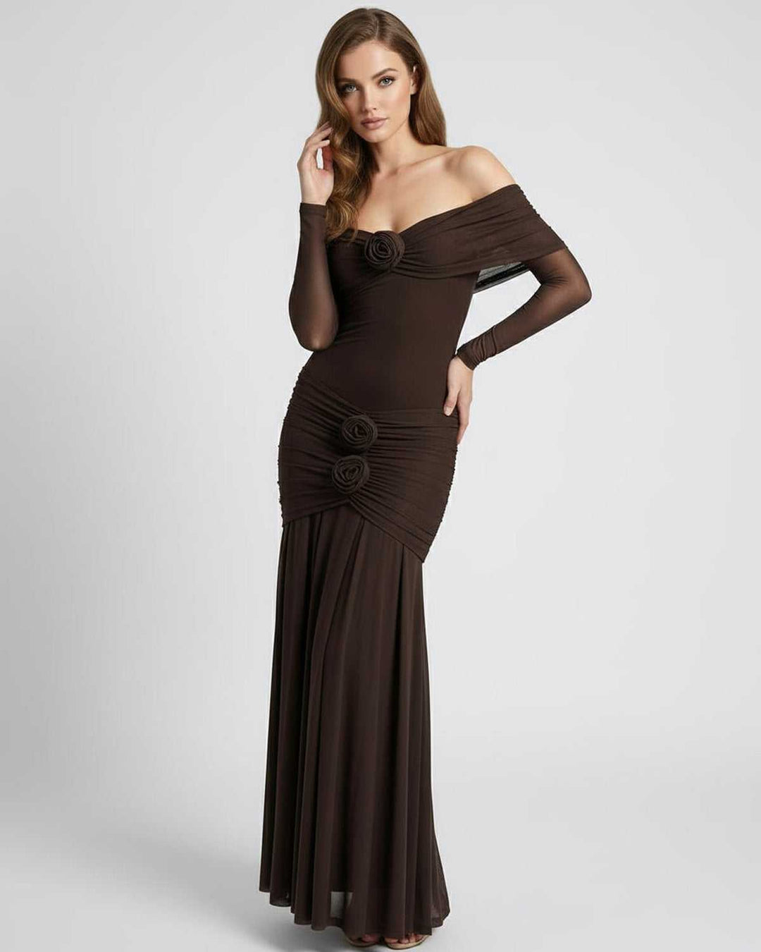Vestido maxi Verona de mujer en marrón, con hombros descubiertos. Ideal para eventos formales y fiestas.