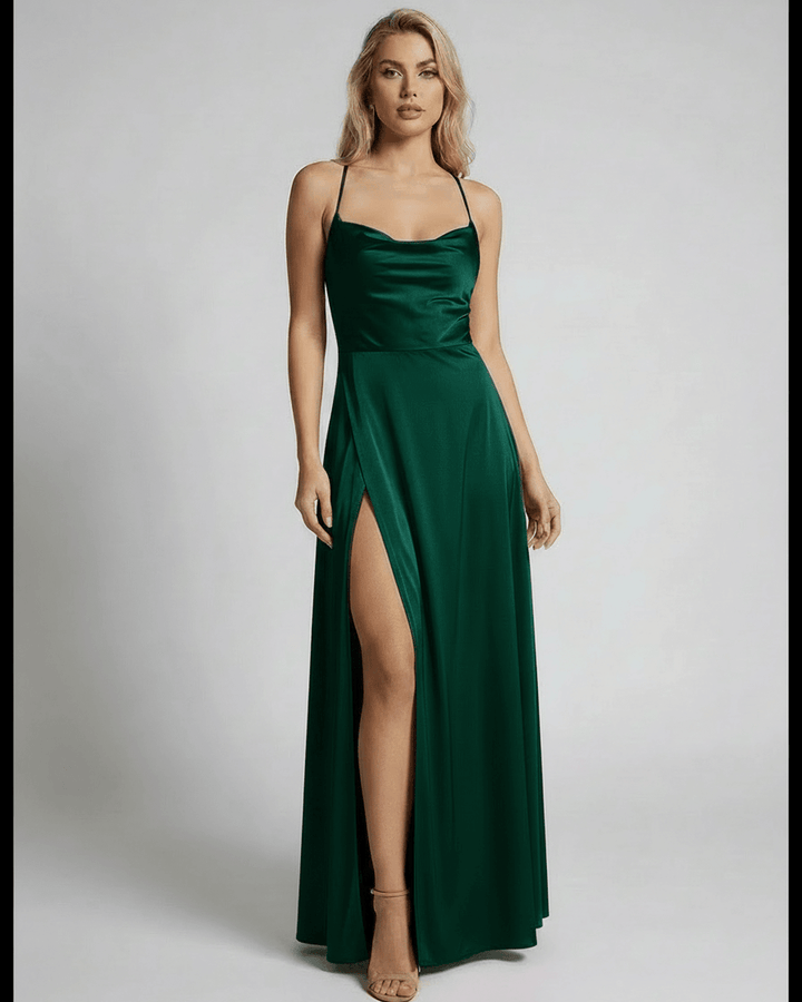 Vestido de fiesta maxi verde esmeralda, silueta fluida y glamurosa, para mujeres que buscan estilo en la noche.