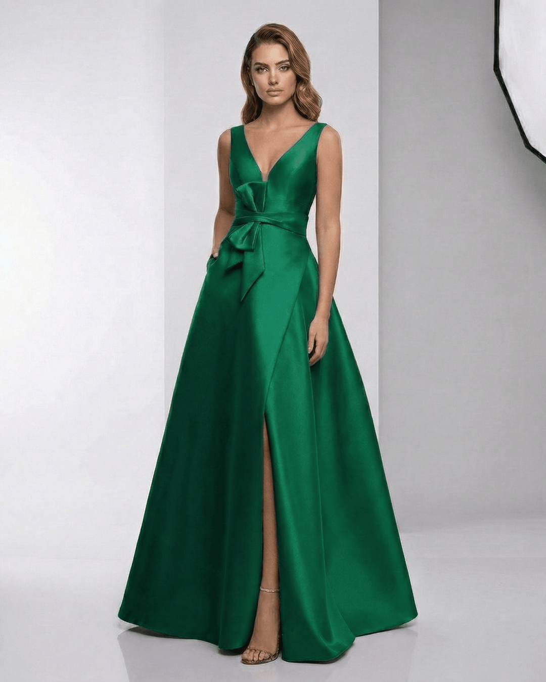 Vestido maxi blanco elegante para mujer, estilo A-line con escote V, ideal para noche y eventos formales.
