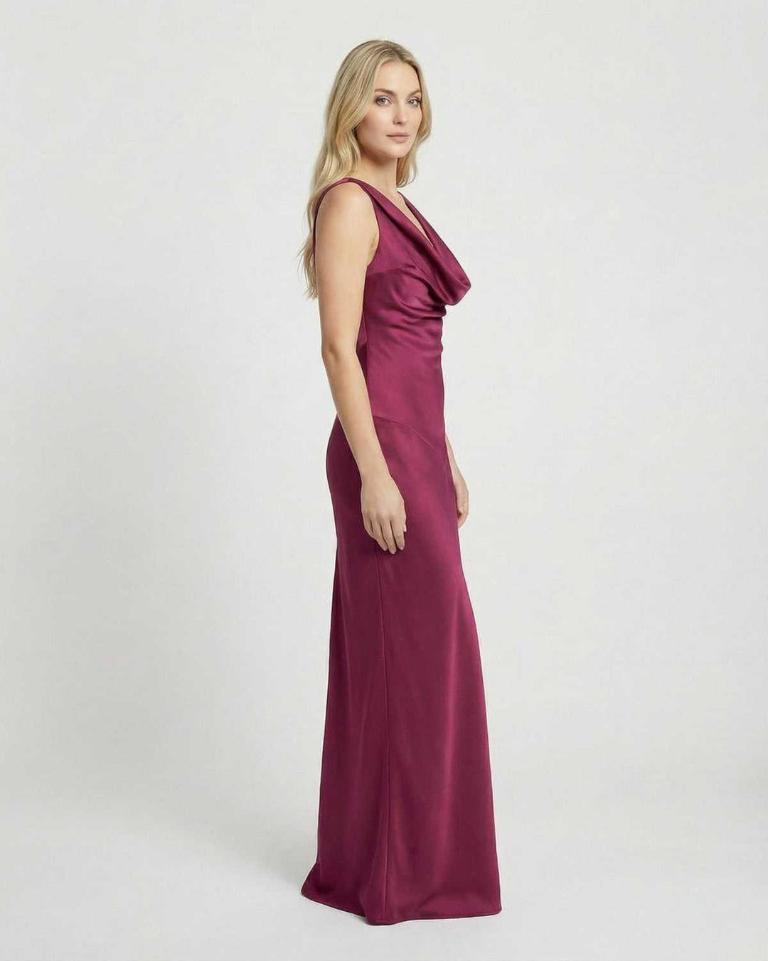 Vestido maxi Verona blanco elegante con cuello halter y drapeado. Ideal para mujer en eventos de gala y ocasiones formales.