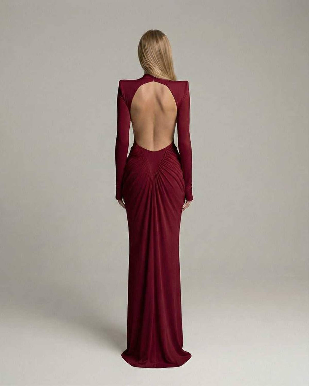 Vestido maxi rojo de mujer con espalda abierta, ideal para noches elegantes, fiestas o eventos formales. Diseño moderno.