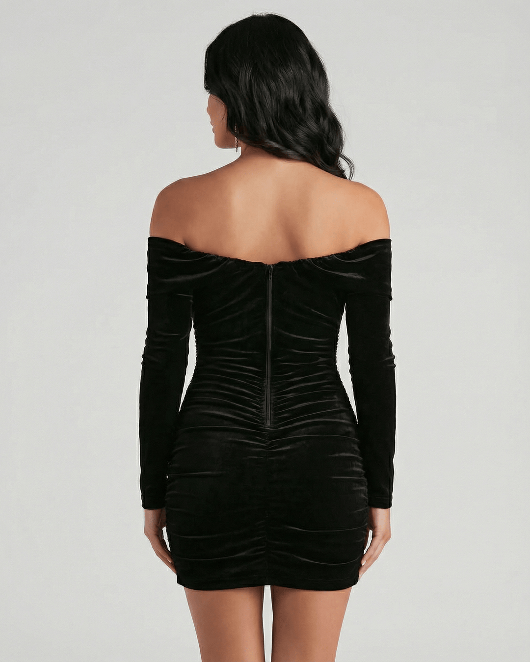 Vestido de noche mini ajustado para mujer con hombros descubiertos y mangas largas. Estilo elegante.