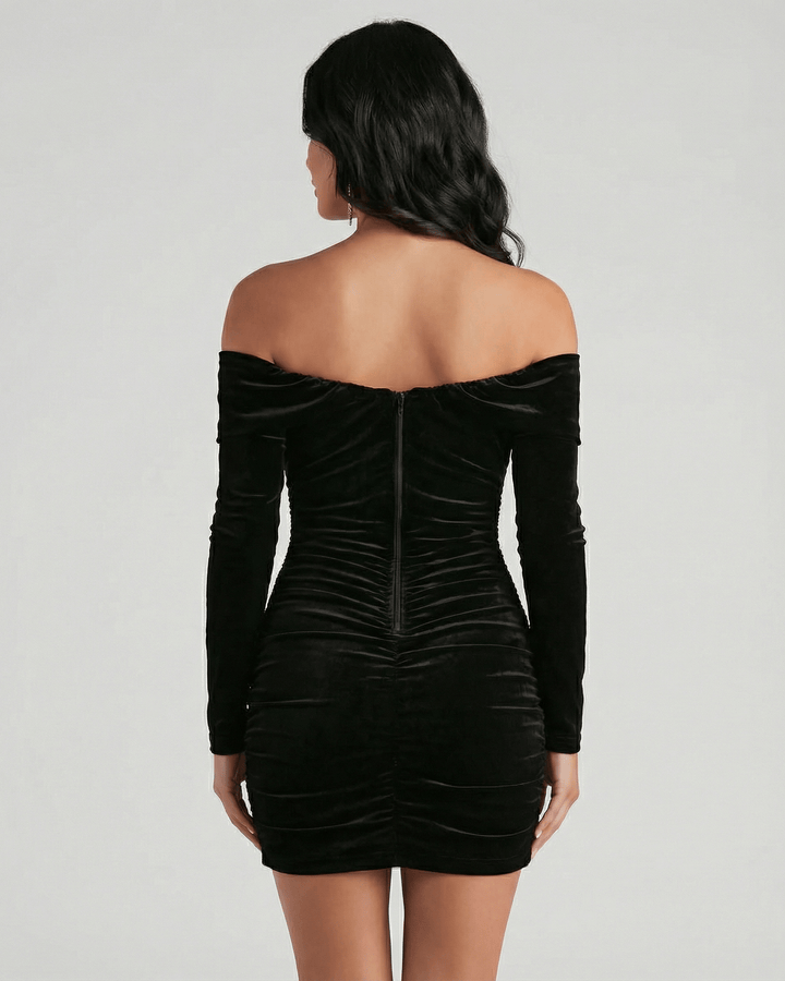 Vestido de noche mini ajustado para mujer con hombros descubiertos y mangas largas. Estilo elegante.