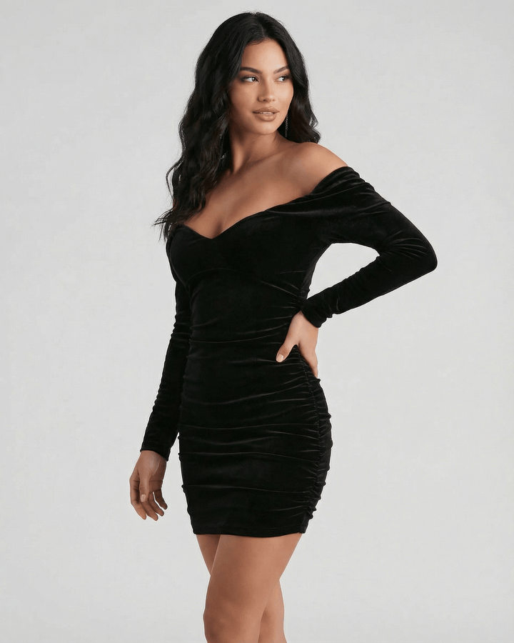 Vestido mini ceñido con hombros descubiertos para mujer, perfecto para fiesta. Mangas largas, elegante.