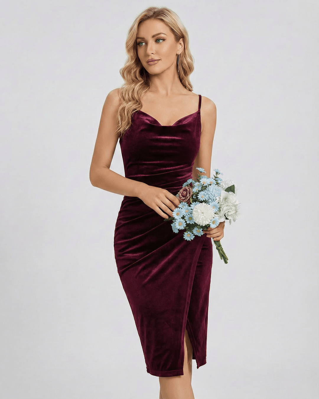 Vestido mini de noche elegante para mujer con escote drapeado. Perfecto para fiestas y cocteles. Moda femenina.