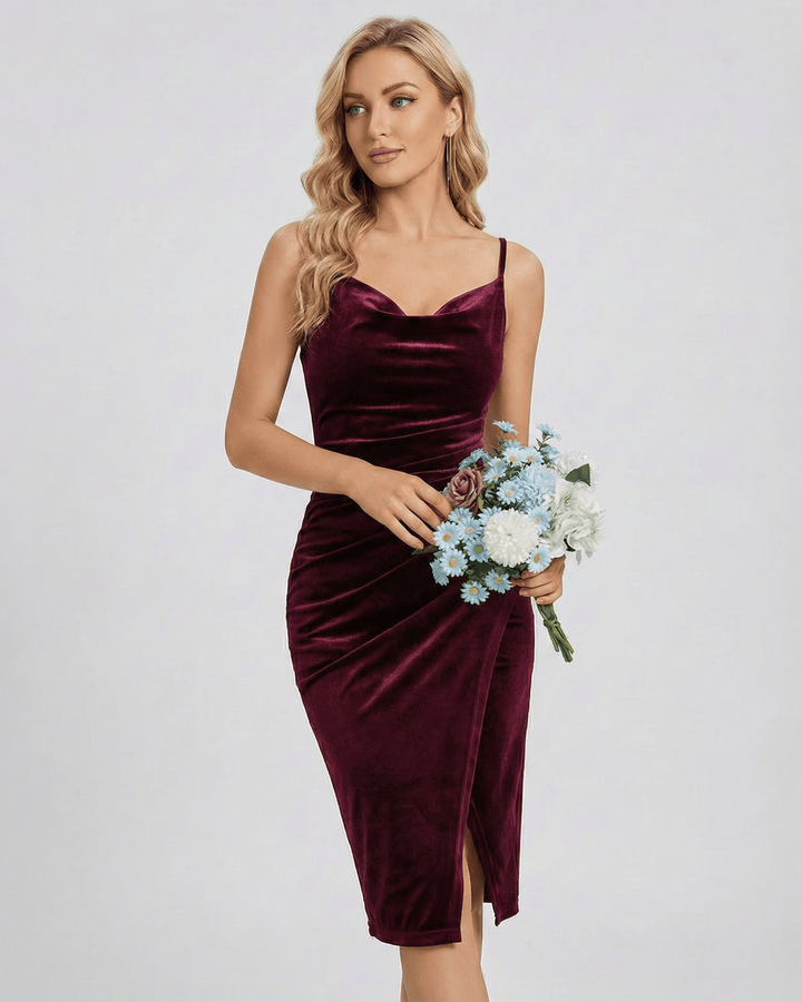 Vestido mini de noche elegante para mujer con escote drapeado. Perfecto para fiestas y cocteles. Moda femenina.