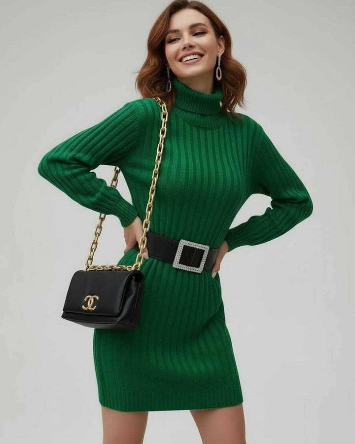 Vestido mini rayado de mujer con cuello alto y manga larga. Perfecto para un look elegante de fiesta o casual moderno.