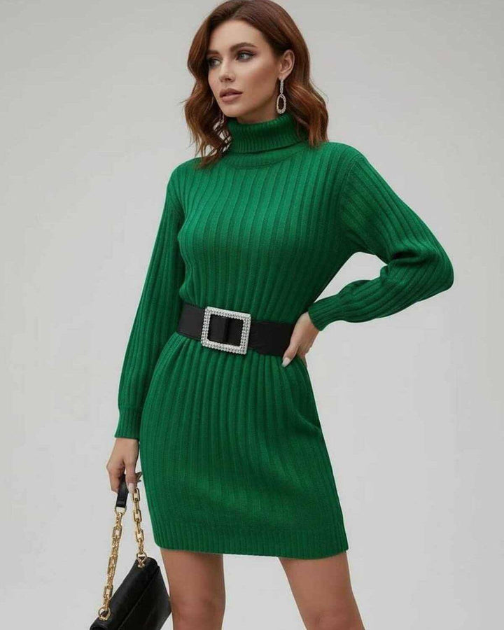 Vestido mini elegante de mujer, rayas y cuello alto. Ideal para estilo moderno de otoño-invierno, moda femenina.