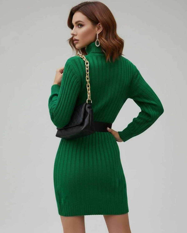 Vestido mini ajustado rayado para mujer con cuello alto. Elegancia moderna para fiestas o eventos casuales de otoño.