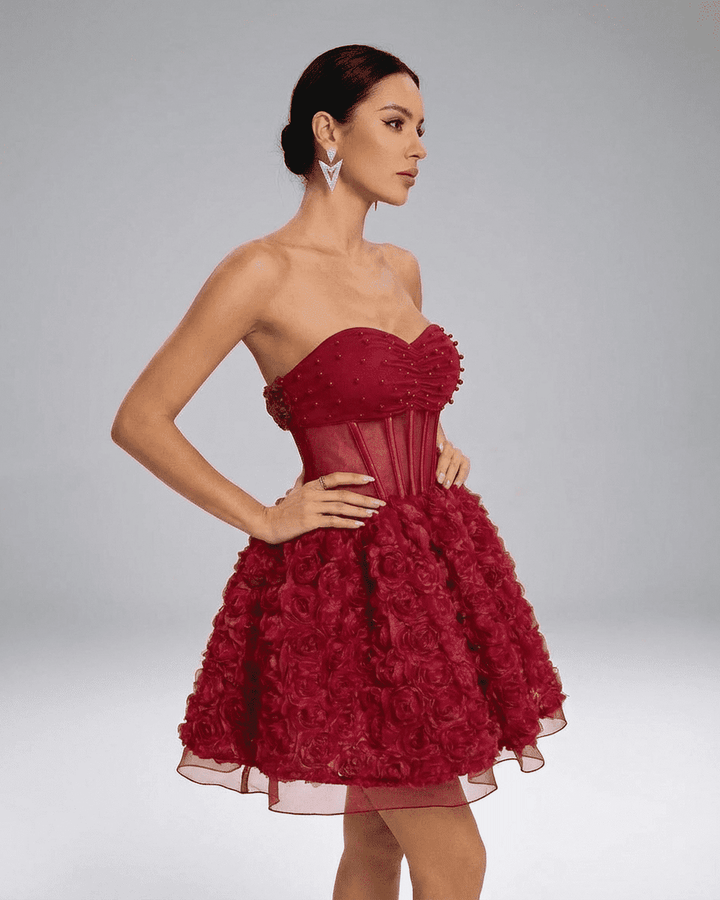 Moda mujer: Vestido mini rojo vibrante con apliques florales 3D. Estilo Verona, sin tirantes, ideal para fiestas.
