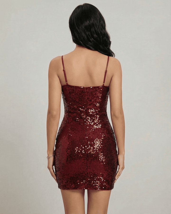 Vestido de fiesta mini blanco con lentejuelas, ideal para noche o cóctel. Diseño sin mangas y escote V.