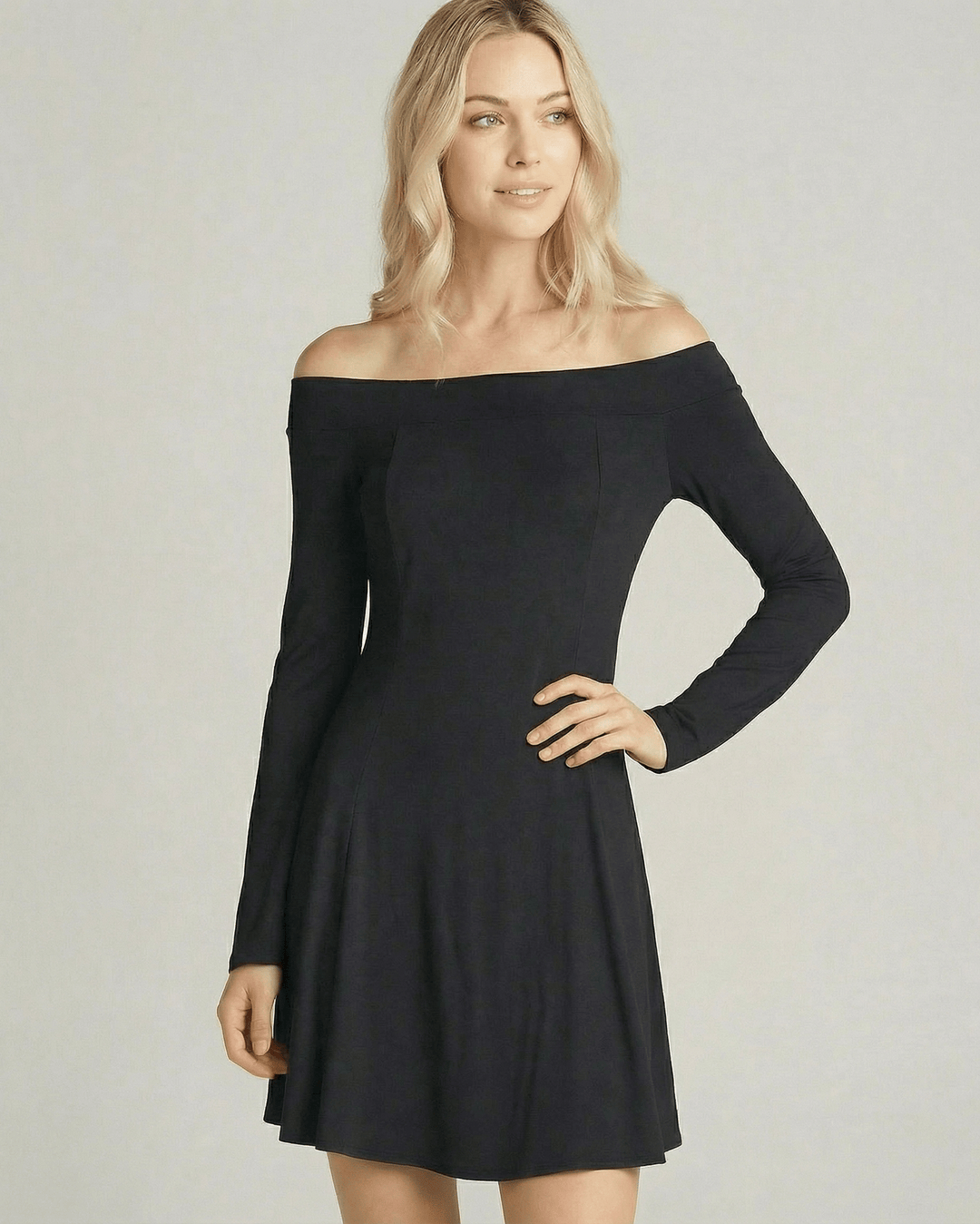 Vestido casual negro de mujer, corte A-Line y hombros descubiertos. Mangas largas para un look moderno y fresco.