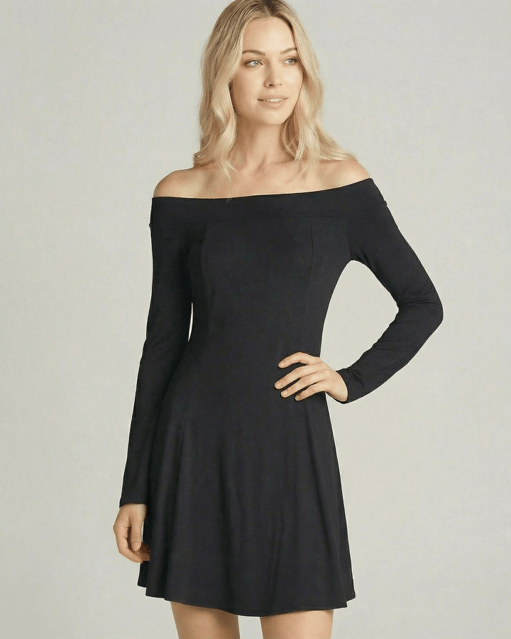 Vestido casual negro de mujer, corte A-Line y hombros descubiertos. Mangas largas para un look moderno y fresco.