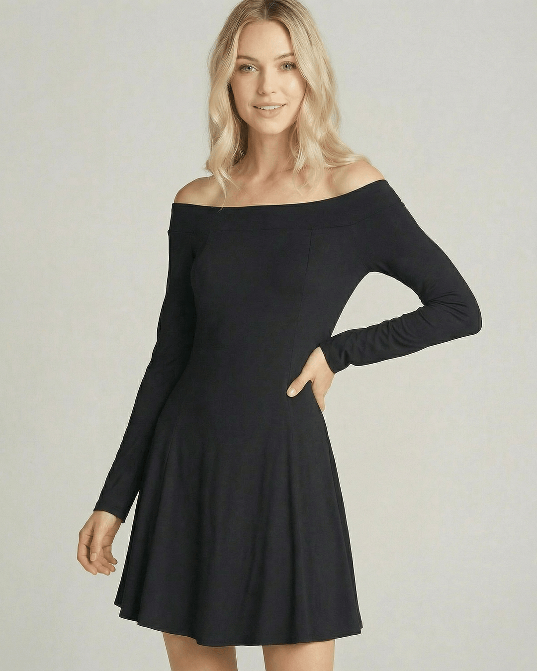Vestido mini Verona negro A-Line con hombros descubiertos, ideal para fiesta o evento casual. Moda mujer elegante.