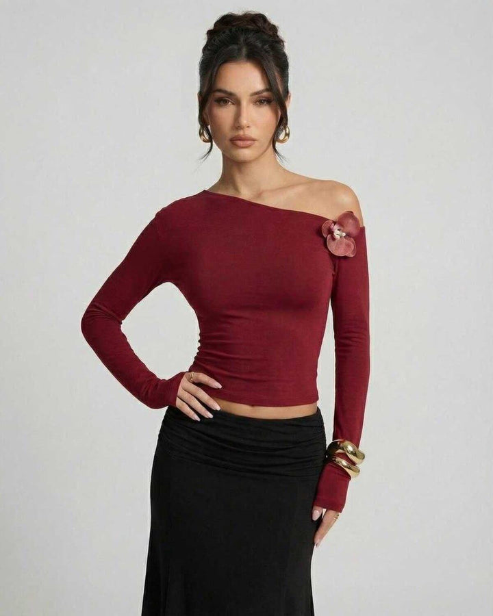 Suéter de mujer rojo, tejido elegante con corte asimétrico. Estilo sofisticado para otoño.
