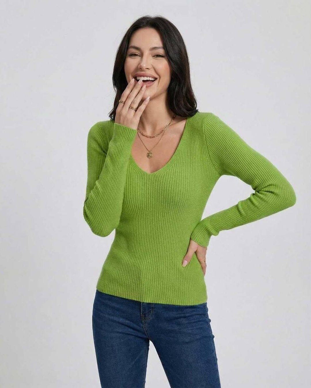 Suéter de punto V-neck para mujer, manga larga y ajuste cómodo. Ideal para un look casual en invierno.