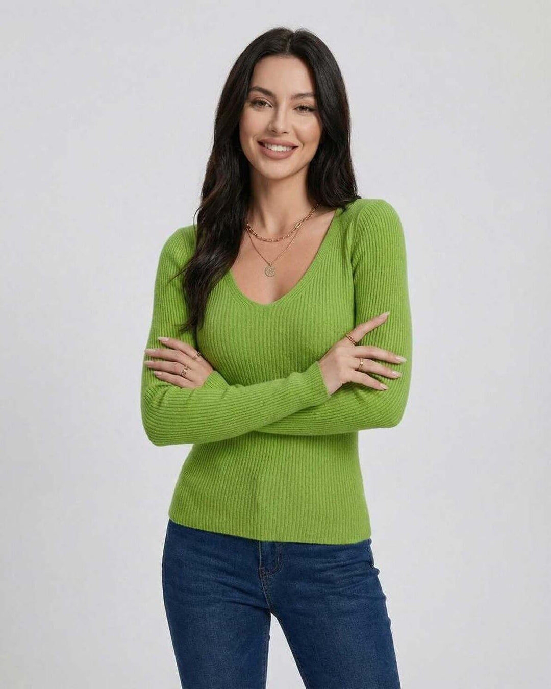 Suéter V-neck ajustado para mujer, manga larga. Diseño moderno y elegante, ideal para la oficina.