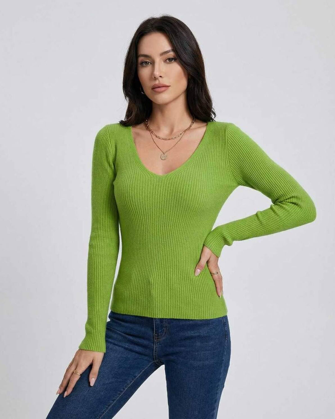 Suéter V-neck ajustado para mujer, manga larga. Ideal para un look casual y elegante de otoño/invierno.