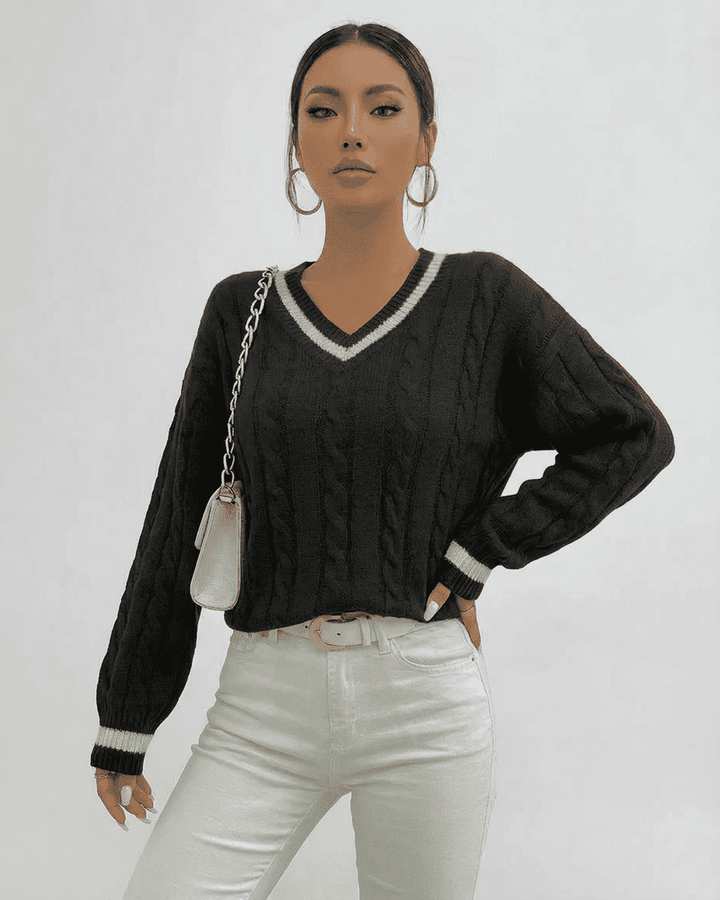 Jersey de mujer blanco con escote en V y punto cableado. Ideal para look casual o elegante de otoño.
