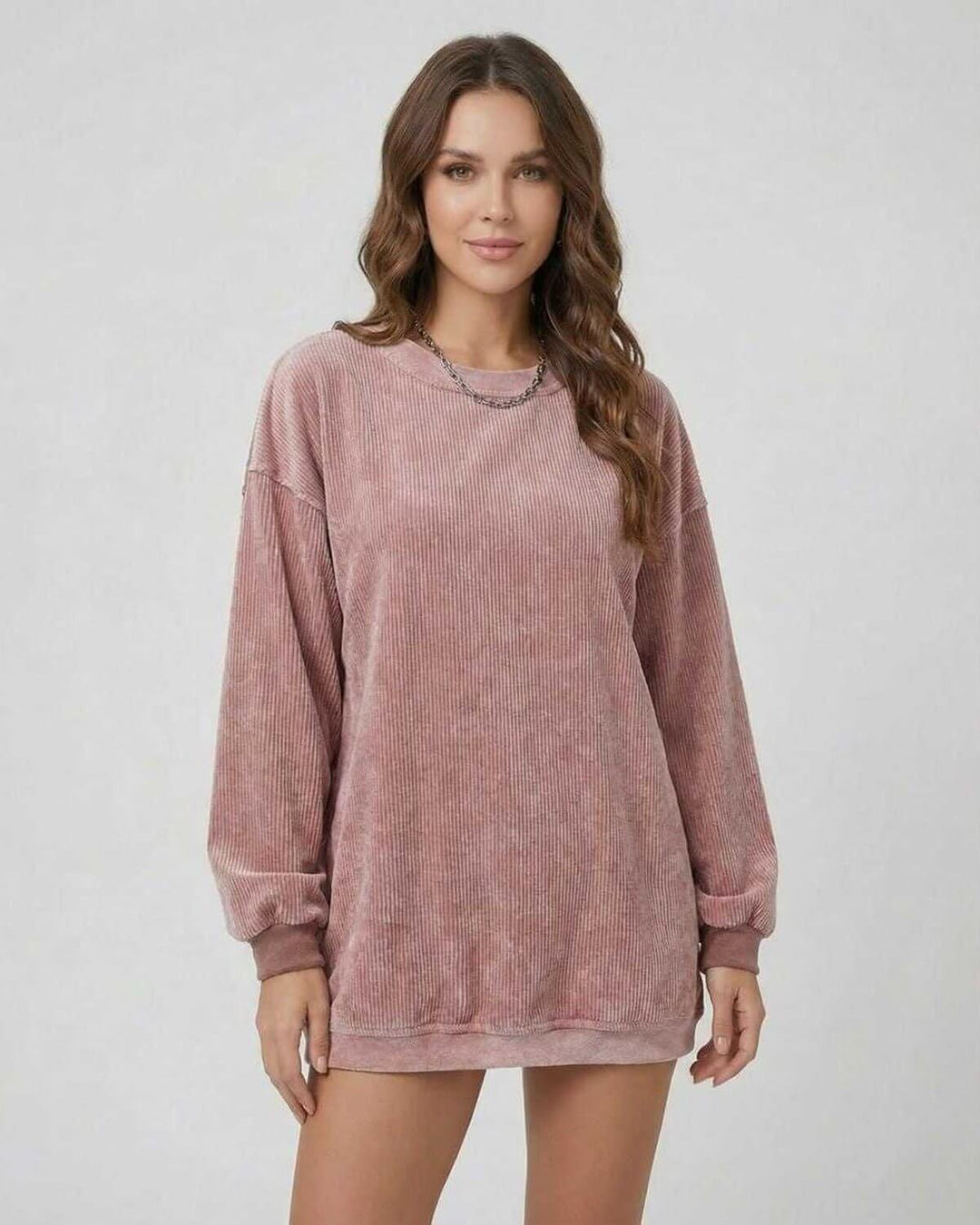 Suéter blanco de mujer, oversized y de manga larga, perfecto para comodidad en invierno u otoño.