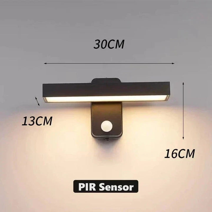 Luz de pared LED exterior eficiente con sensor de movimiento PIR, rotatoria y protección IP65.