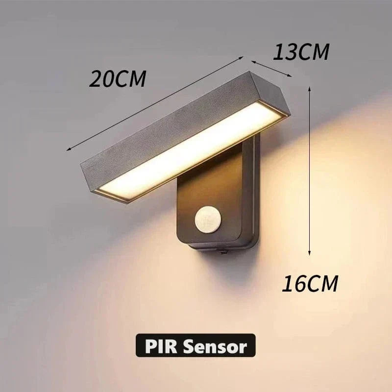 Lámpara LED exterior IP65 iluminando patio de noche, con sensor PIR para activación automática.